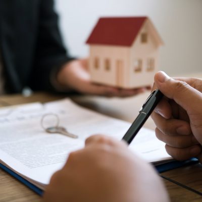 Insurance brokers are pointing to insurance contract signing and are explaining to customers